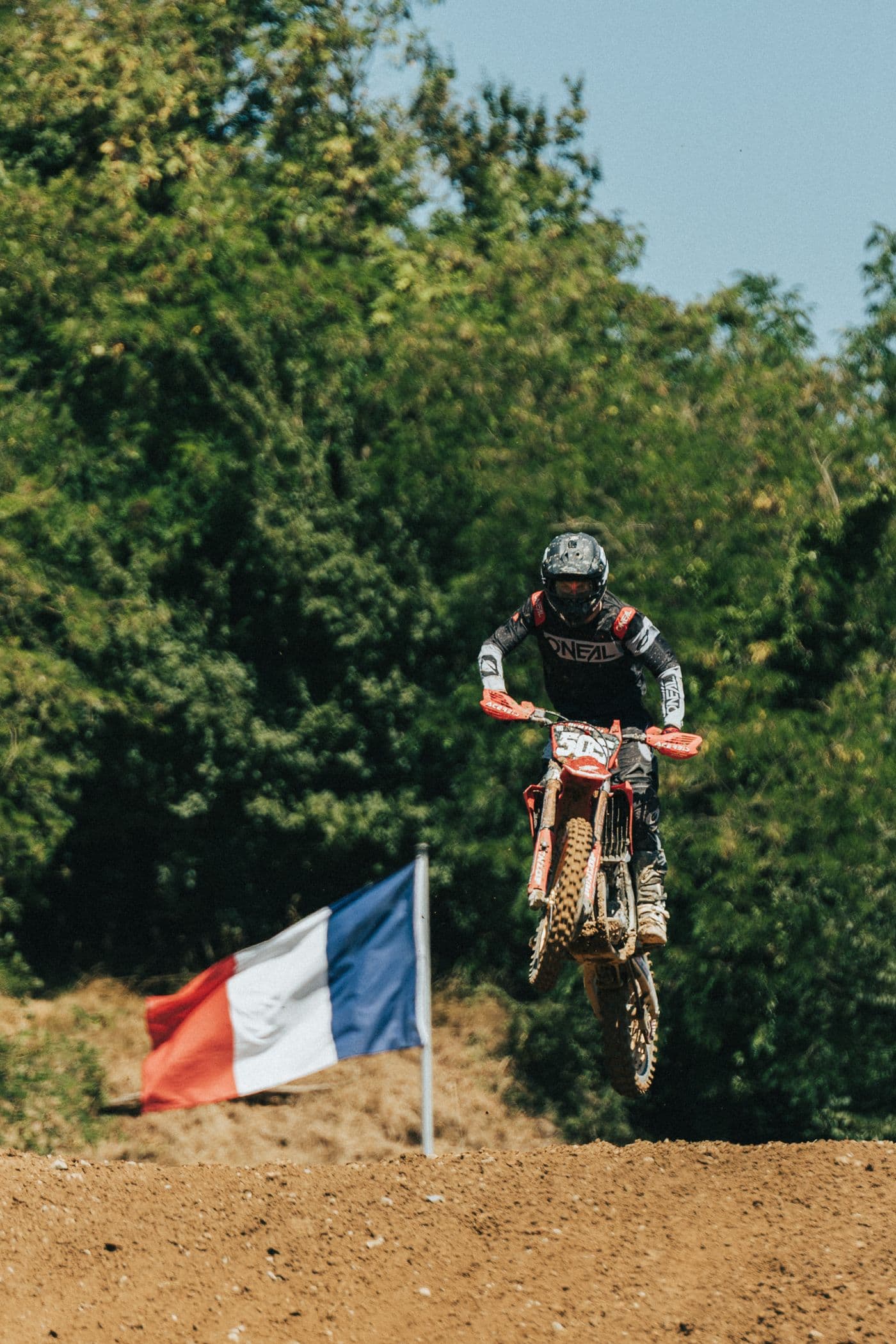 Pilote de motocross en saut, de face