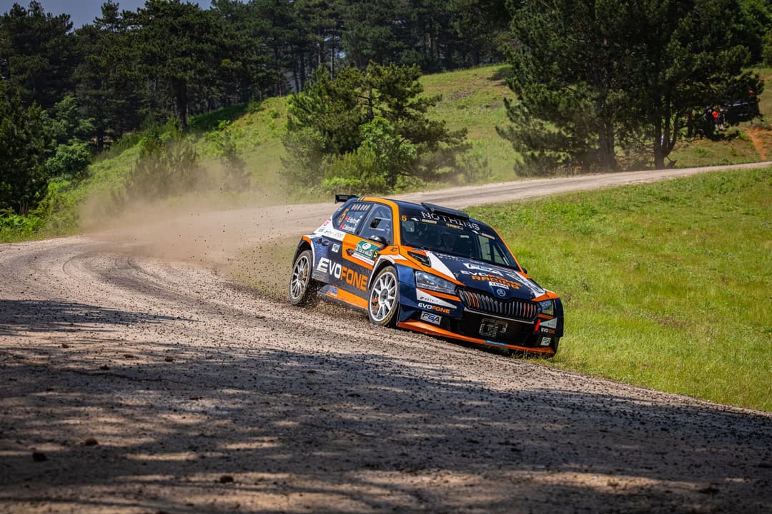 Rallye sur piste en terre